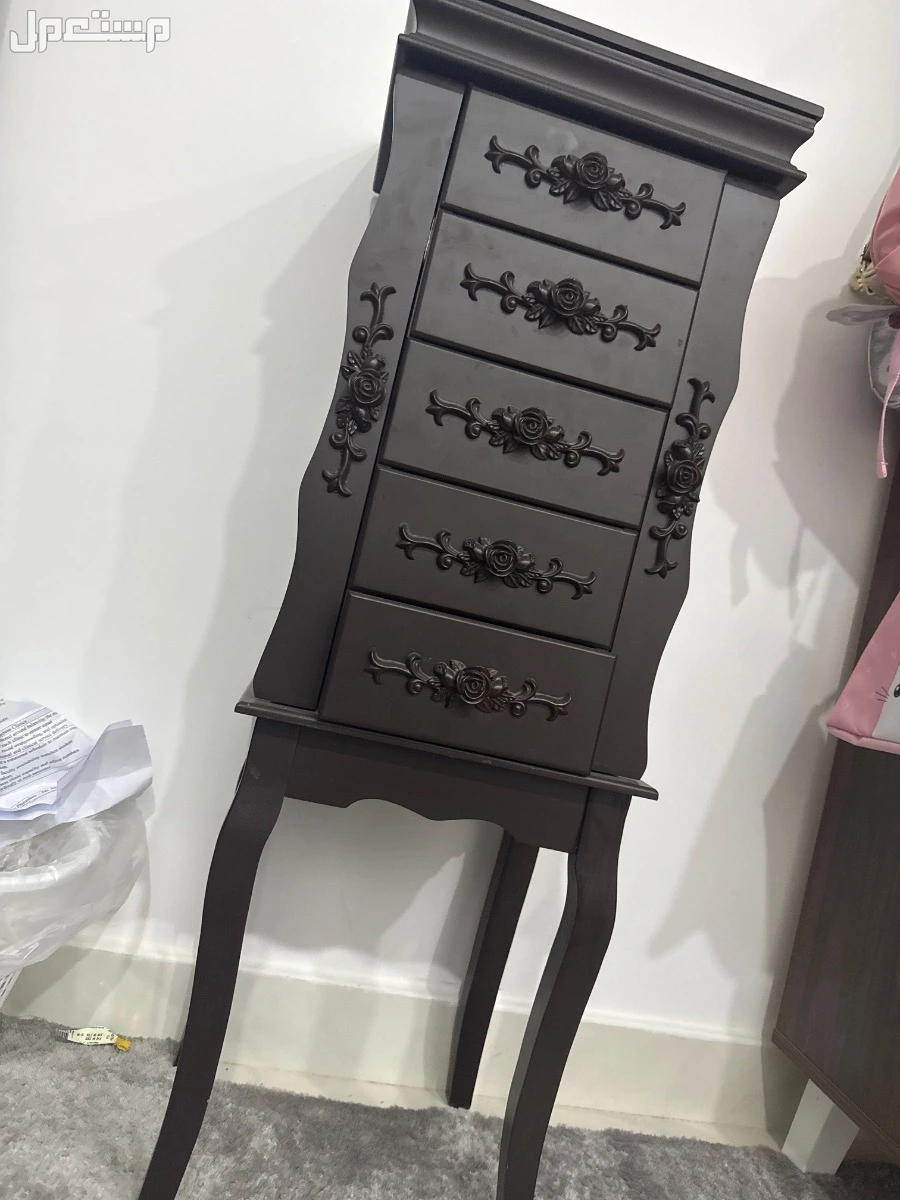 دولاب خزاين اكسسوارات لون بني غامق بحاله جيدة 5 ادراج بسكاكا الجوف