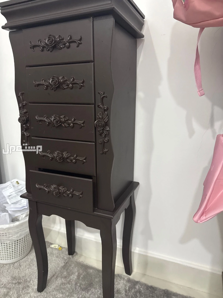 دولاب خزاين اكسسوارات لون بني غامق بحاله جيدة 5 ادراج بسكاكا الجوف