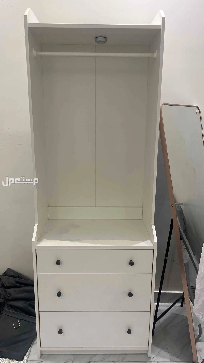 دولاب من ايكيا ممتاز جدا ثلاث ادرف ومساحه كبير بالاعلى