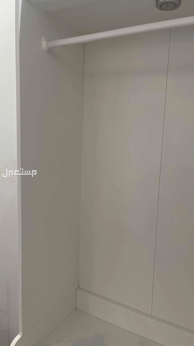 دولاب من ايكيا ممتاز جدا ثلاث ادرف ومساحه كبير بالاعلى