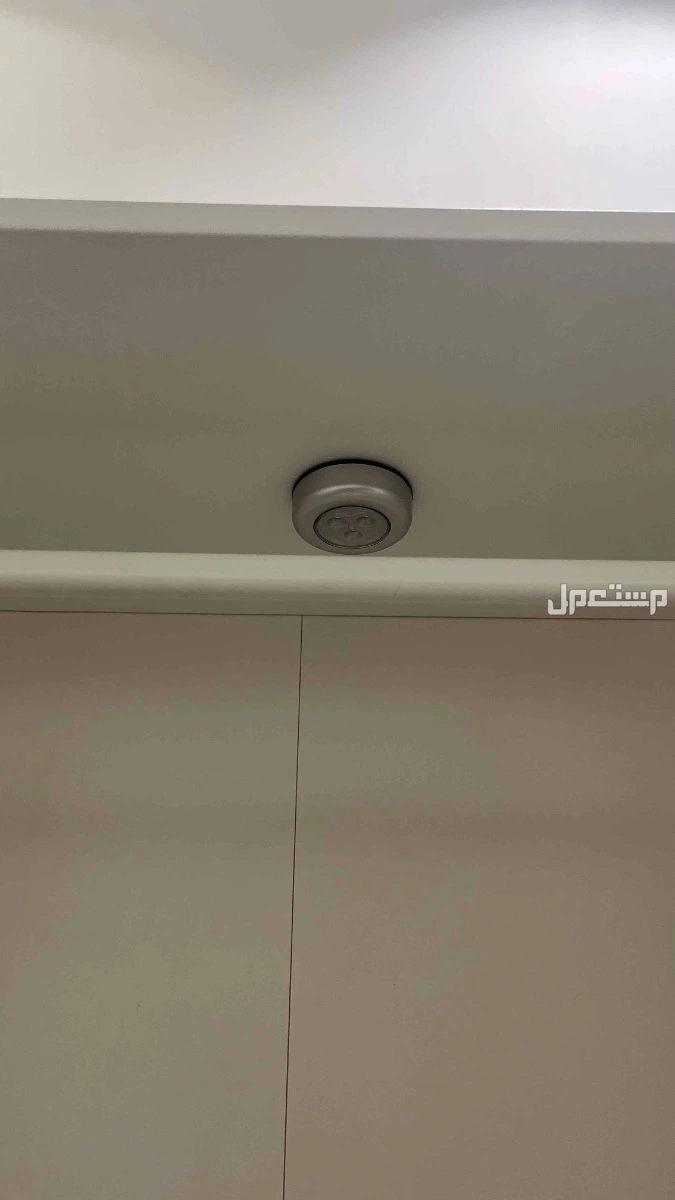 دولاب من ايكيا ممتاز جدا ثلاث ادرف ومساحه كبير بالاعلى