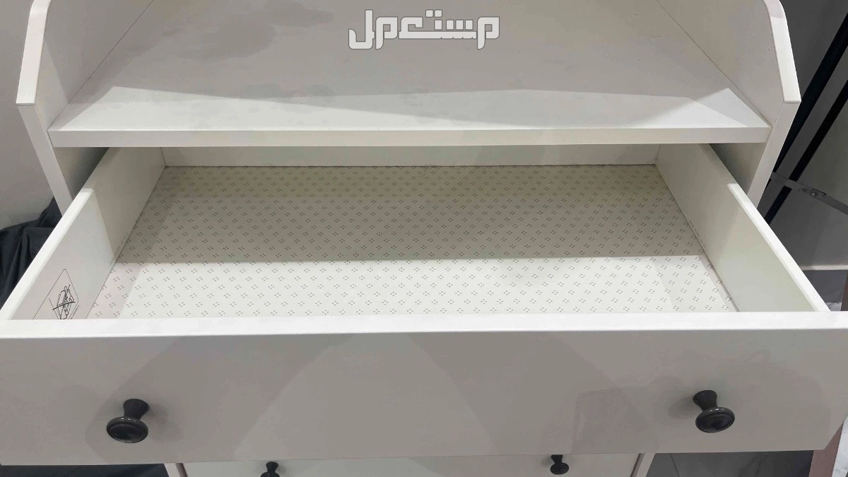 دولاب من ايكيا ممتاز جدا ثلاث ادرف ومساحه كبير بالاعلى