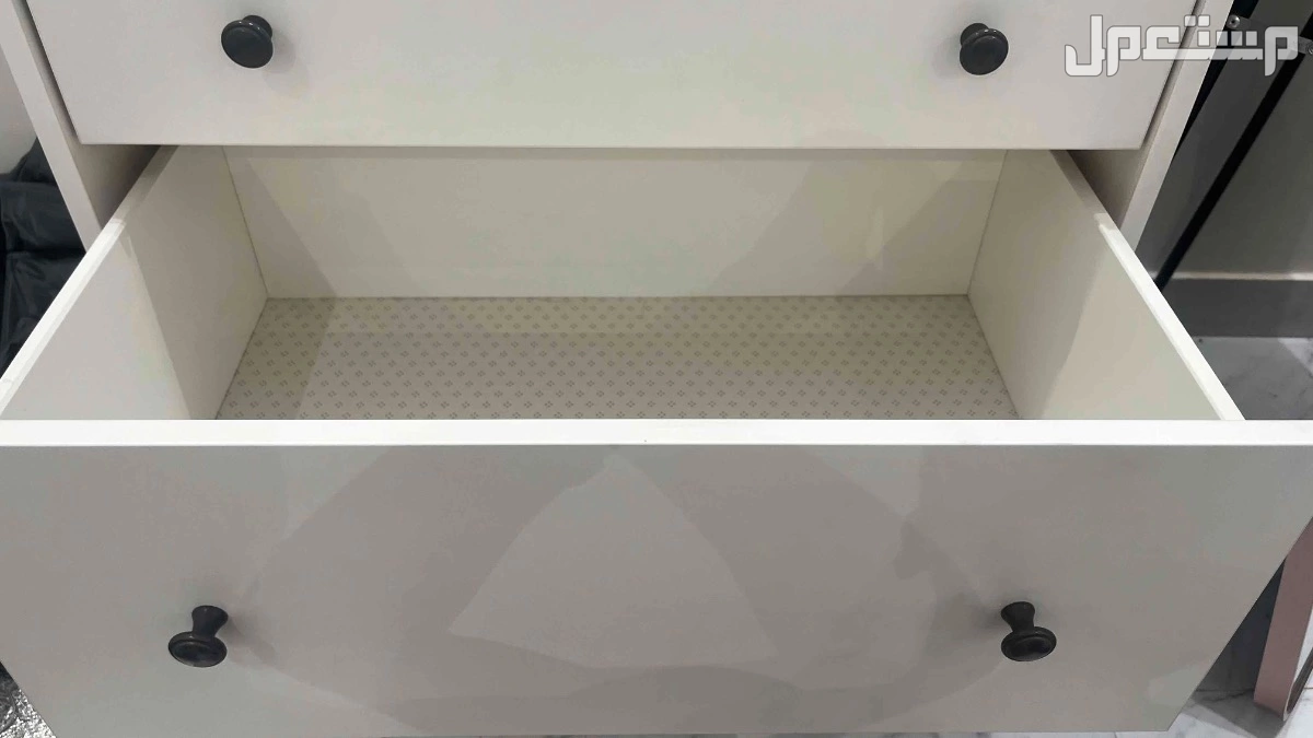 دولاب من ايكيا ممتاز جدا ثلاث ادرف ومساحه كبير بالاعلى