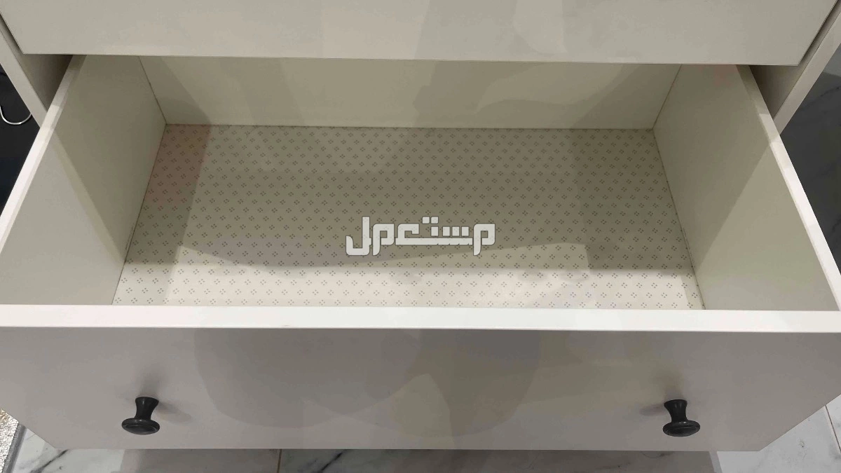 دولاب من ايكيا ممتاز جدا ثلاث ادرف ومساحه كبير بالاعلى