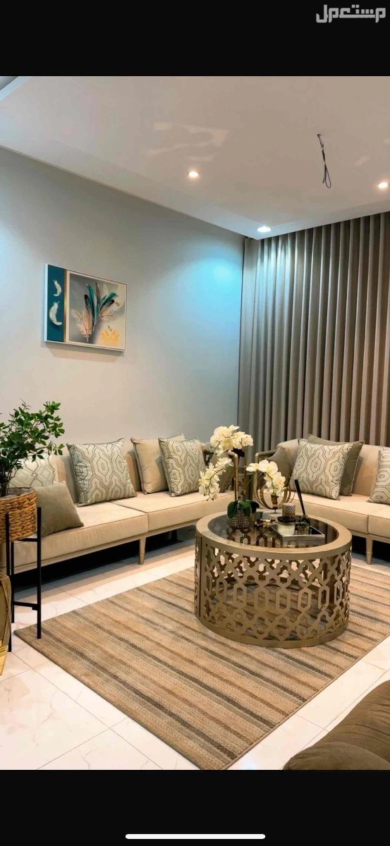 جده حي الصالحيه كنبتين كبار وكنبتين صغار شبه جديد وحاله جيده جدا بسعر 2500