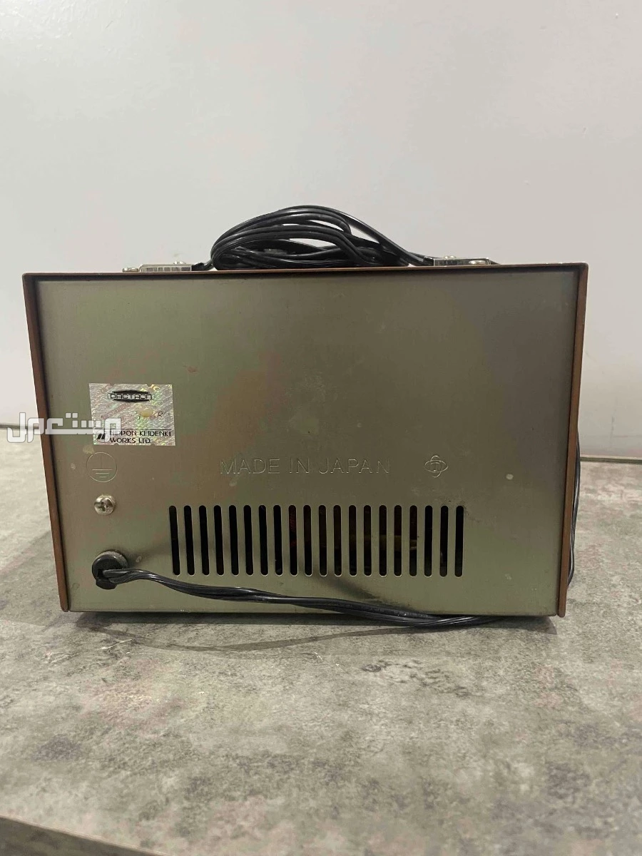 منظم كهرباء او محولات من 110 ل 220 فولت والعكس.في حالة جيدة تثبيت الفولت للحفاظ على الأجهزة من التلف بسبب تغير الجهد خصوصا عند انقطاع التيار. وتحول التيار من 220 الى 110 والعكس