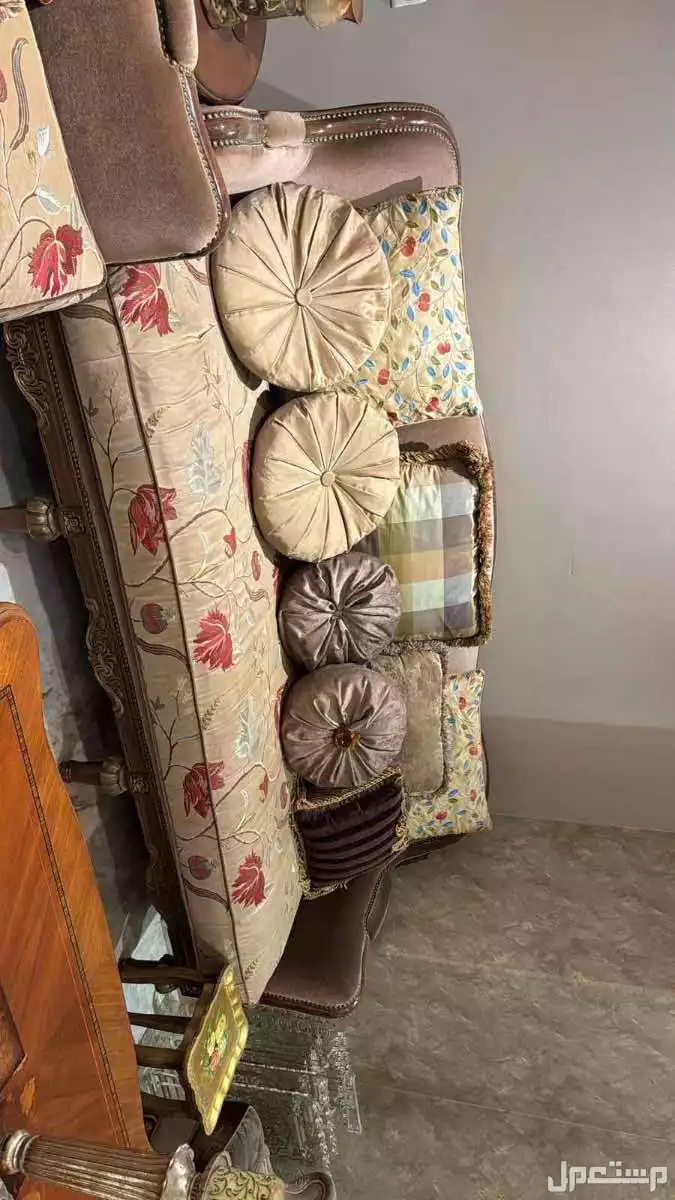 طقمين كنب مستعمل امريكي مع طاولاتها شبه جديدة لم تستخدم كثيرافي حي النرجس بالرياض