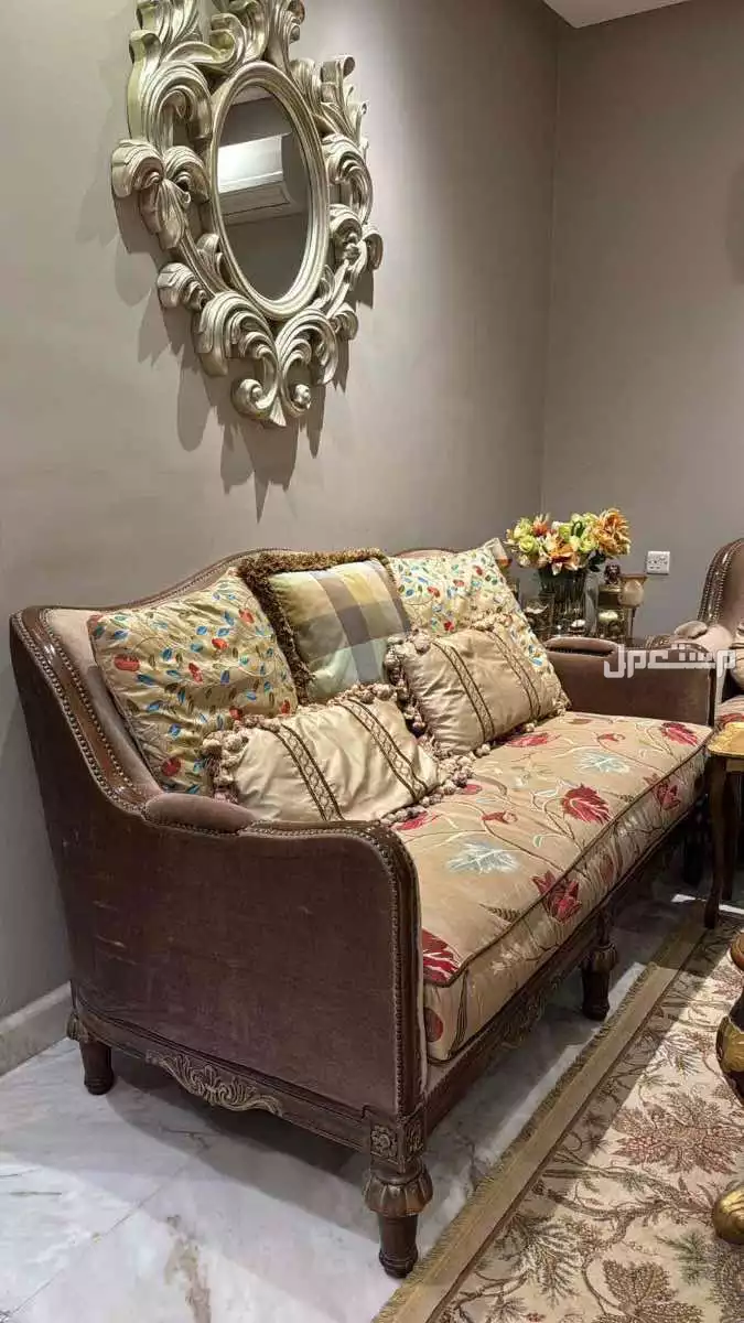 طقمين كنب مستعمل امريكي مع طاولاتها شبه جديدة لم تستخدم كثيرافي حي النرجس بالرياض