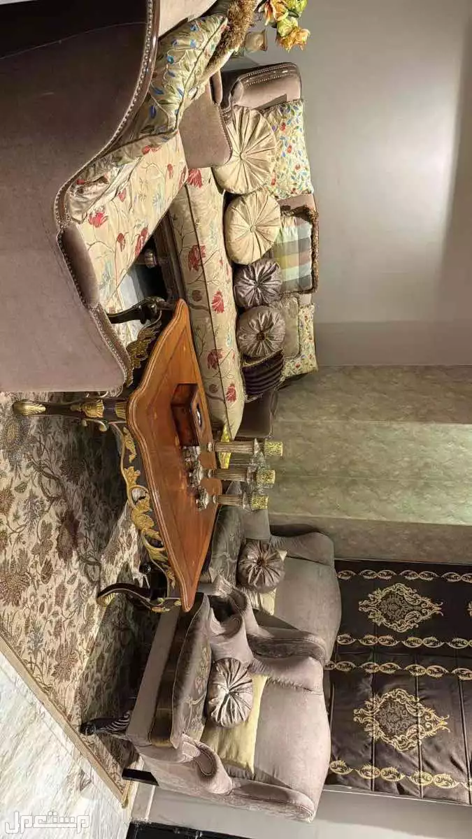 طقمين كنب مستعمل امريكي مع طاولاتها شبه جديدة لم تستخدم كثيرافي حي النرجس بالرياض