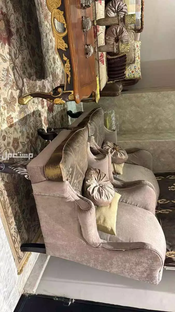 طقمين كنب مستعمل امريكي مع طاولاتها شبه جديدة لم تستخدم كثيرافي حي النرجس بالرياض