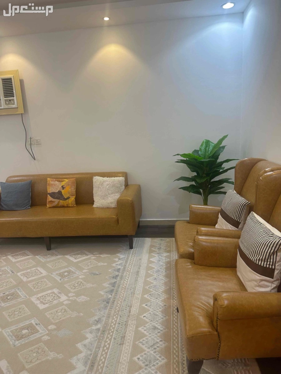 طقم كنب جلد للبيع + شاشه تلفزيون