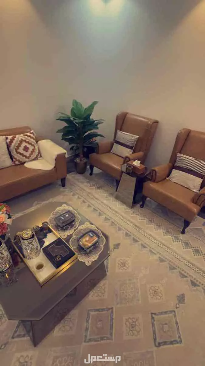 طقم كنب جلد للبيع + شاشه تلفزيون