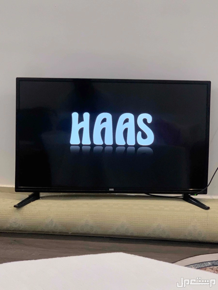 طقم كنب جلد للبيع + شاشه تلفزيون