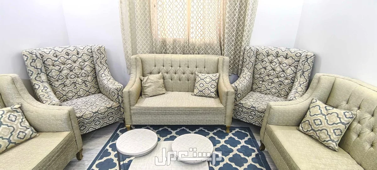 كنب 11 مقعد حالة ممتازة مع سجادة وستارة وطاولات خدمة