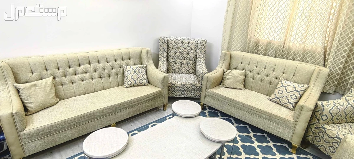 كنب 11 مقعد حالة ممتازة مع سجادة وستارة وطاولات خدمة