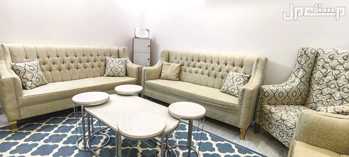 كنب 11 مقعد حالة ممتازة مع سجادة وستارة وطاولات خدمة