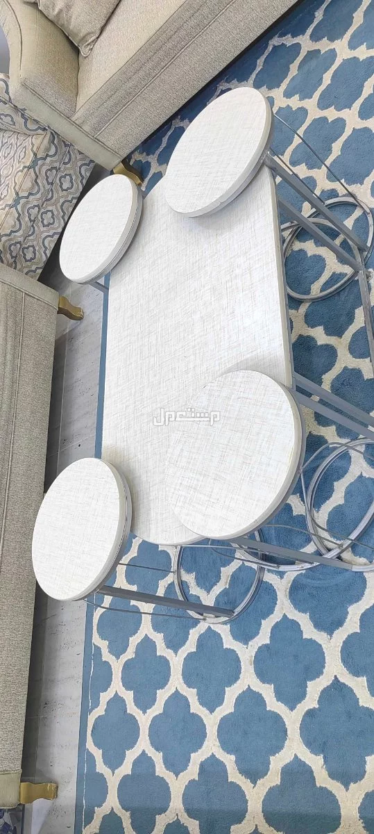 كنب 11 مقعد حالة ممتازة مع سجادة وستارة وطاولات خدمة