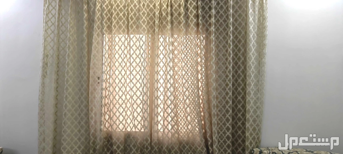 كنب 11 مقعد حالة ممتازة مع سجادة وستارة وطاولات خدمة