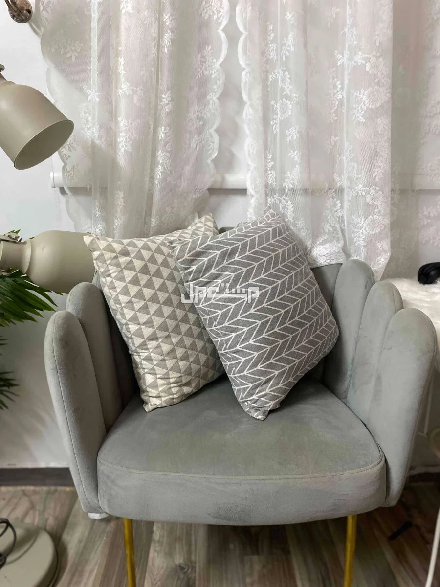 كرسي رصاصي اخذته من هدايا سنتر