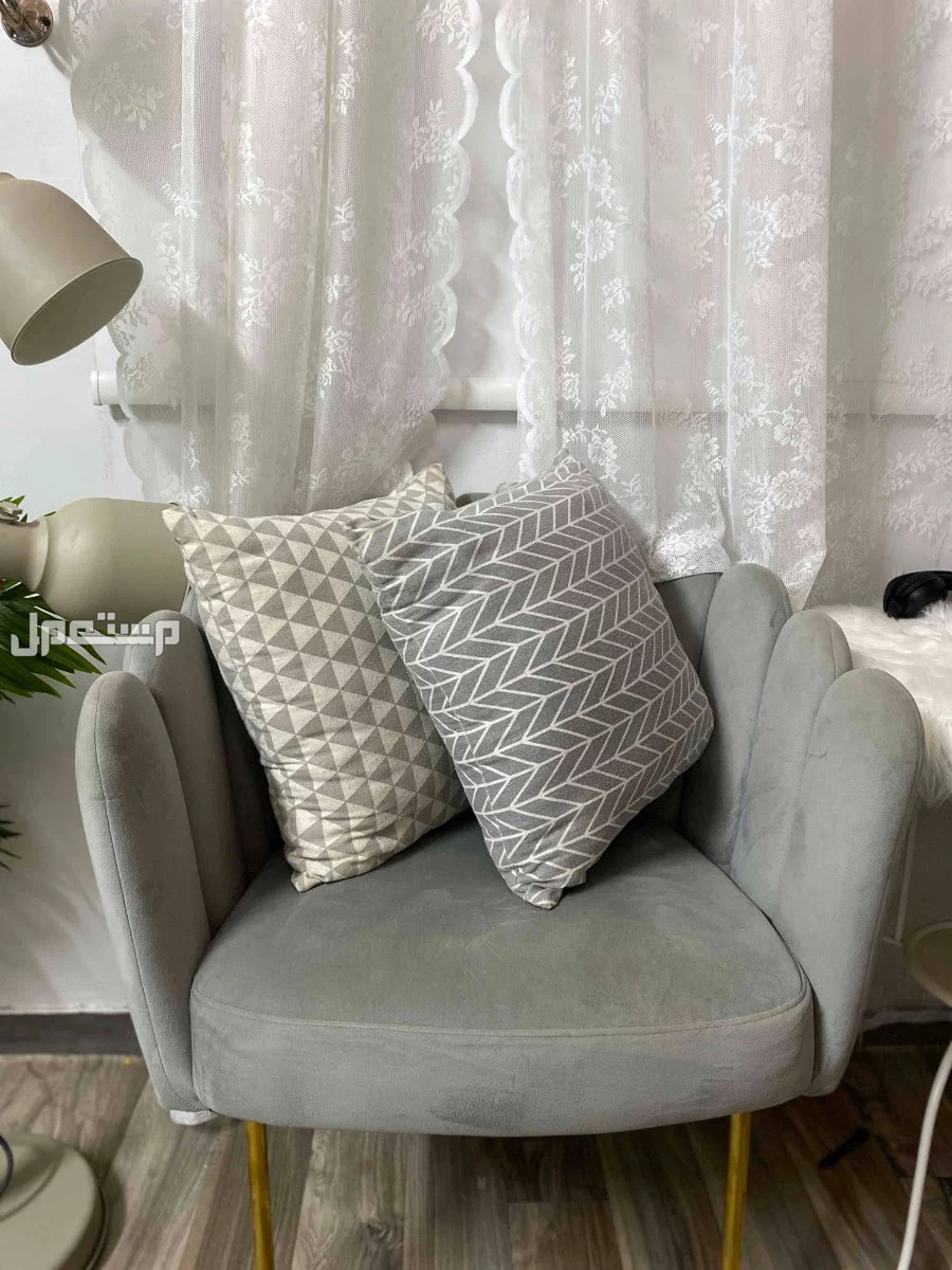 كرسي رصاصي اخذته من هدايا سنتر