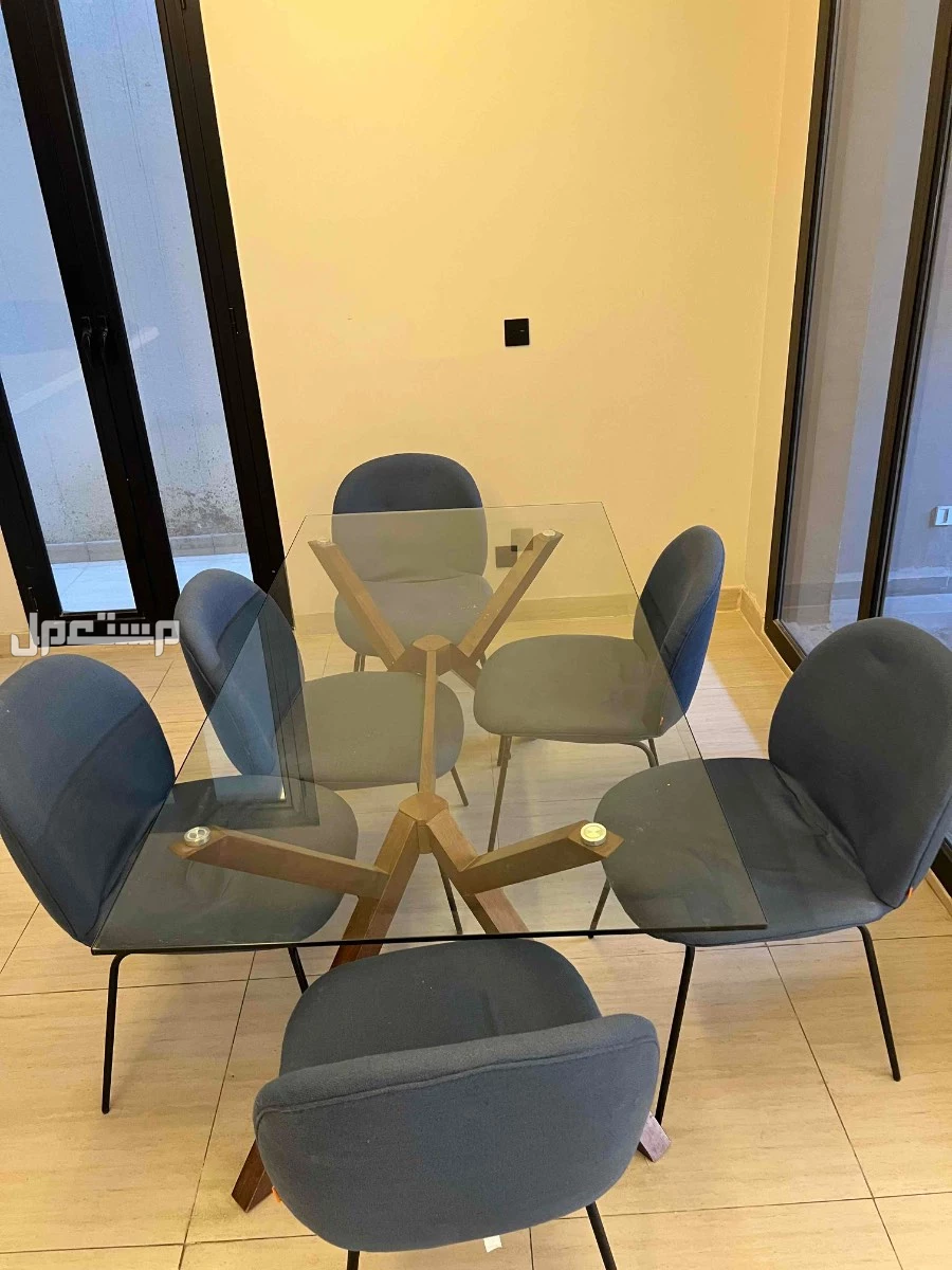 طاولة طعام زجاج بقاعدة خشبية للبيع طاولة طعام زجاج و قاعده خشبية مكنه من 6 كراسي