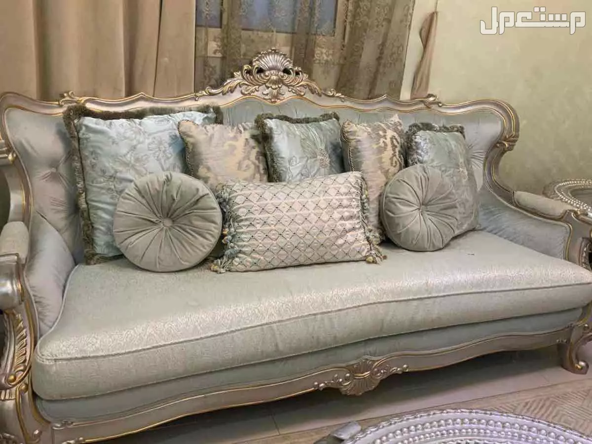 طقم كنب فاخر مع ثلاث طاولات للبيع مستعجل