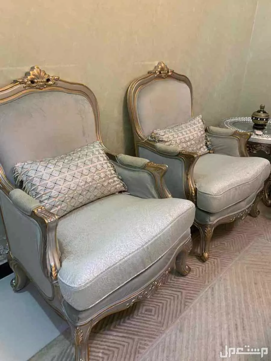 طقم كنب فاخر مع ثلاث طاولات للبيع مستعجل