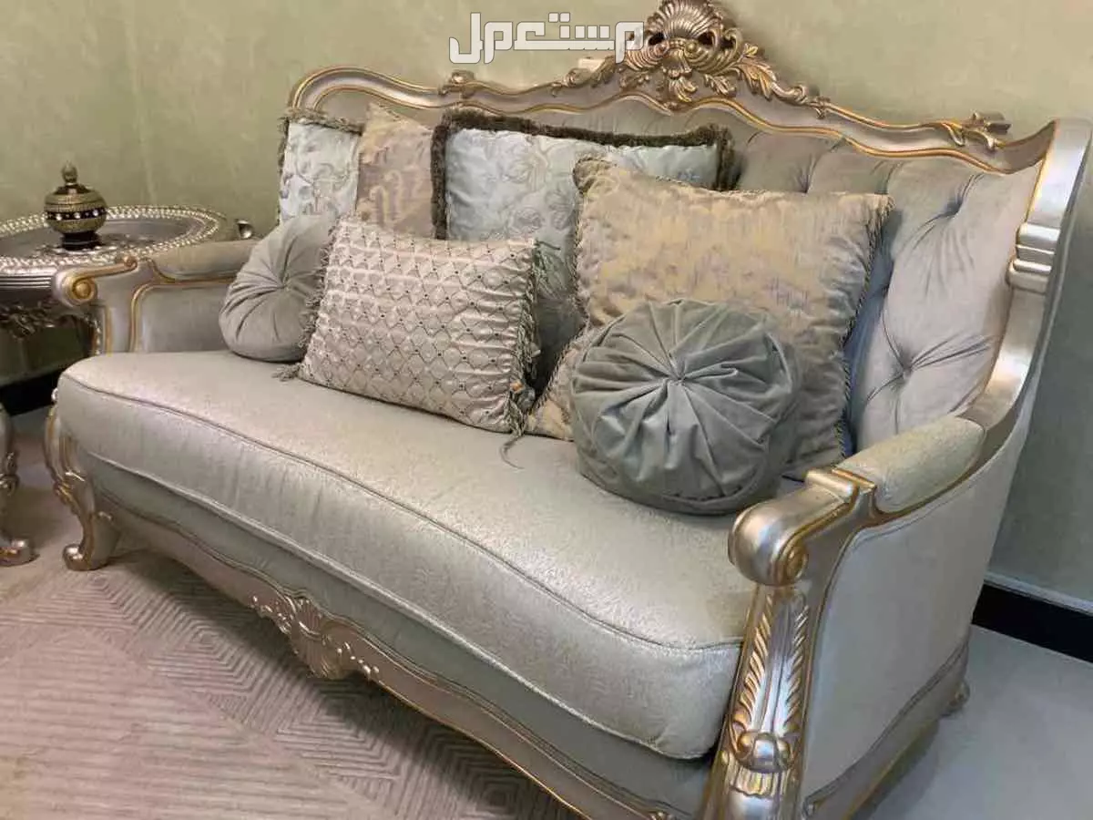 طقم كنب فاخر مع ثلاث طاولات للبيع مستعجل