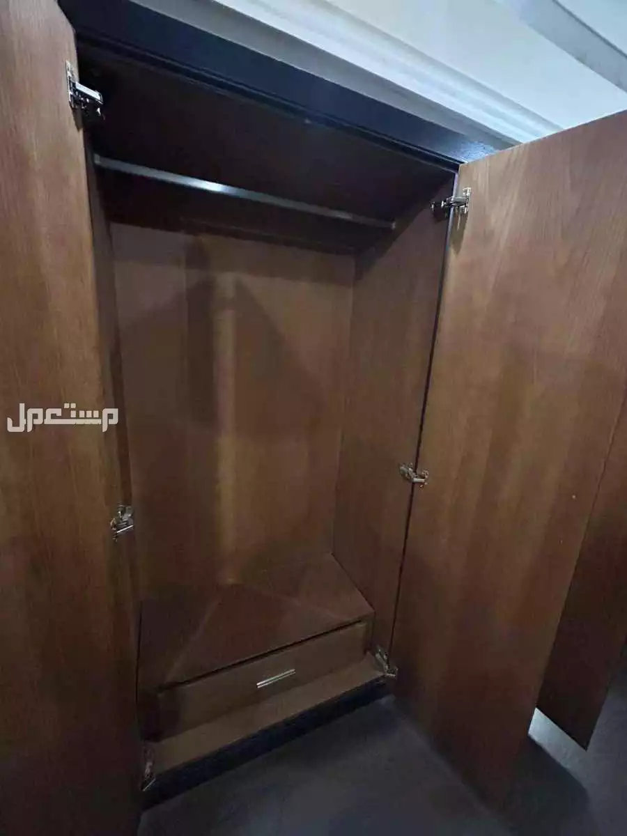 دولاب وتسريحة من البناء والإعمار