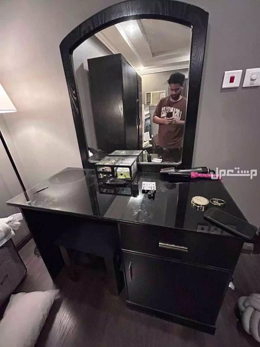 دولاب وتسريحة من البناء والإعمار