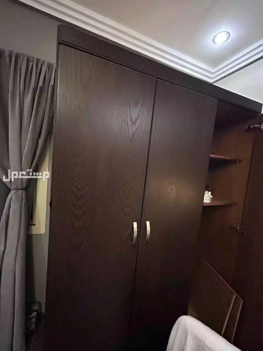 دولاب وتسريحة من البناء والإعمار