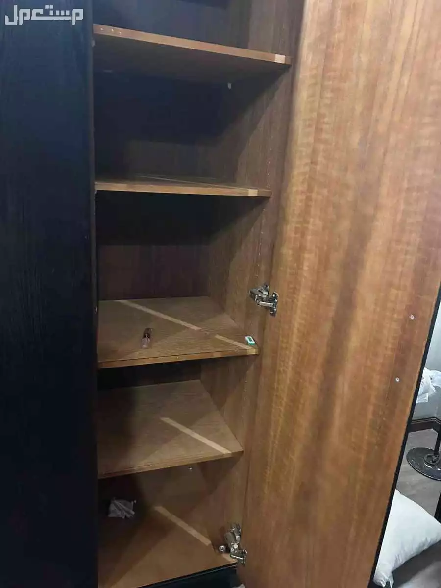 دولاب وتسريحة من البناء والإعمار