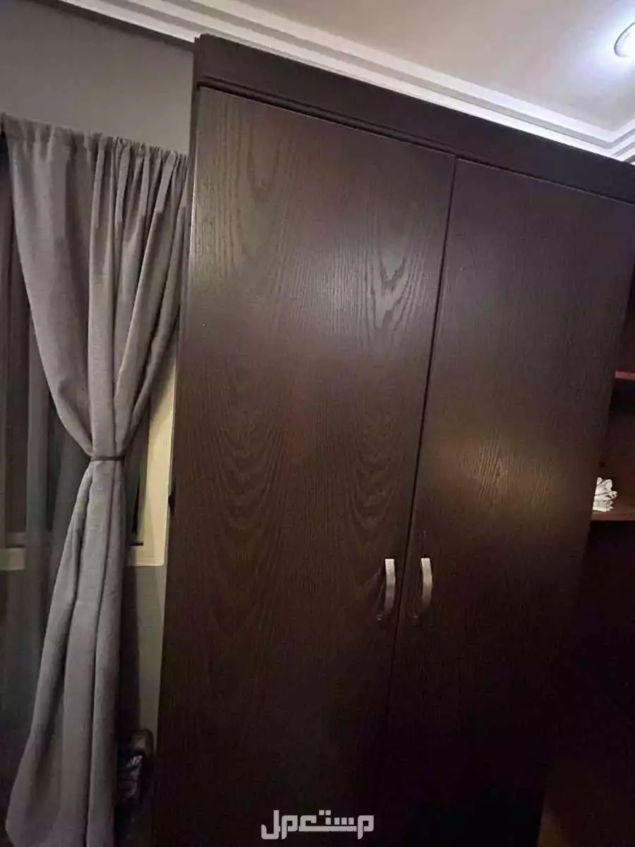 دولاب وتسريحة من البناء والإعمار