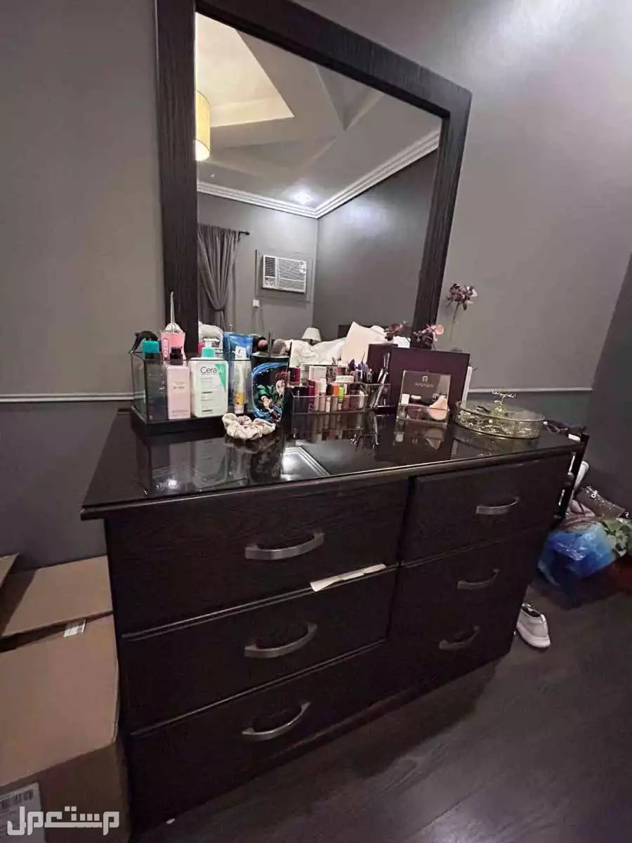 دولاب وتسريحة من البناء والإعمار