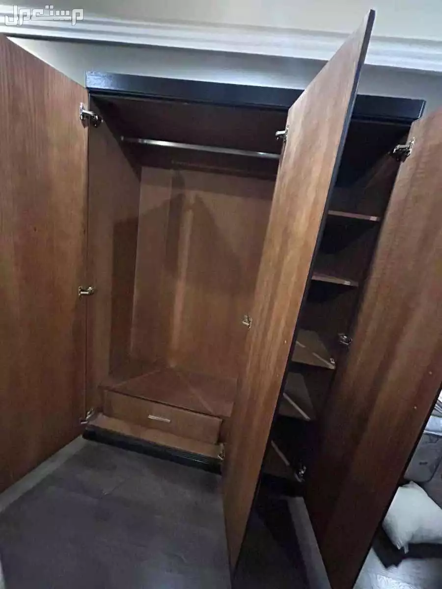 دولاب وتسريحة من البناء والإعمار