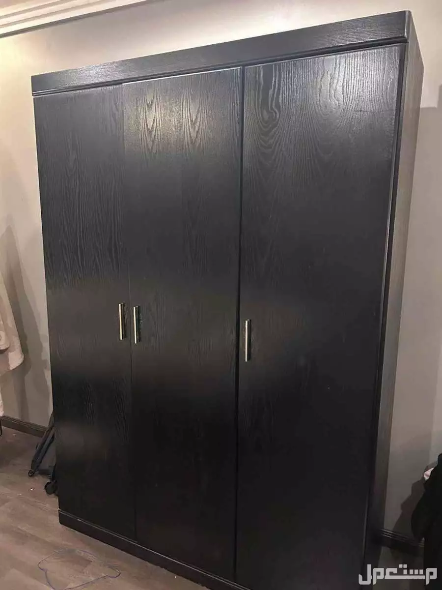 دولاب وتسريحة من البناء والإعمار