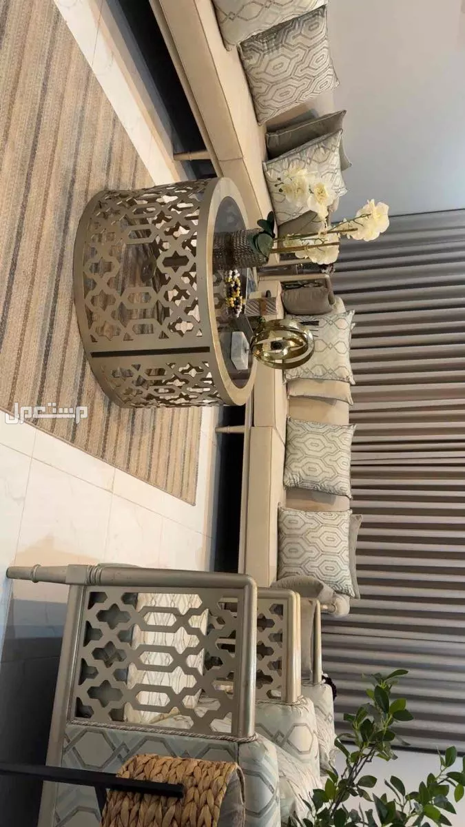 جده حي الصالحيه كنبتين كبار وكنبتين صغار شبه جديد وحاله جيده جدا بسعر 2500