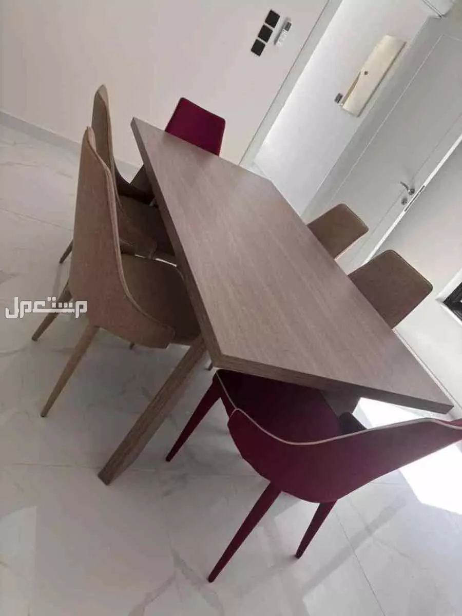 طاولة طعام نظيفة في الدمام بسعر ألف ريال سعودي طاولة طعام نظيفة 
ستة أشخاص 
الحالة ممتازة 
فيها خدوش بسيطة في أرجل الطاولة