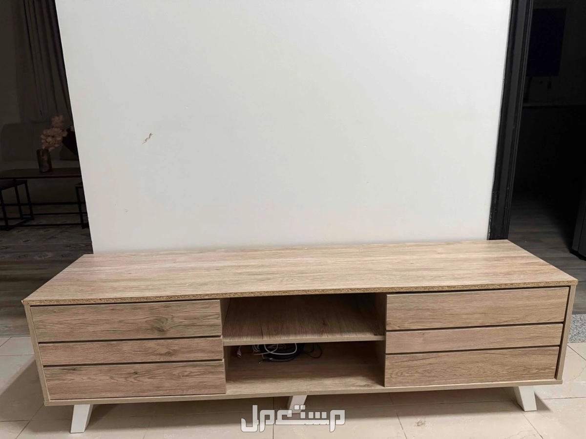 دولاب عبايات وطاولة تلفزيون شبه جديده  في حائل بسعر 250 ريال سعودي