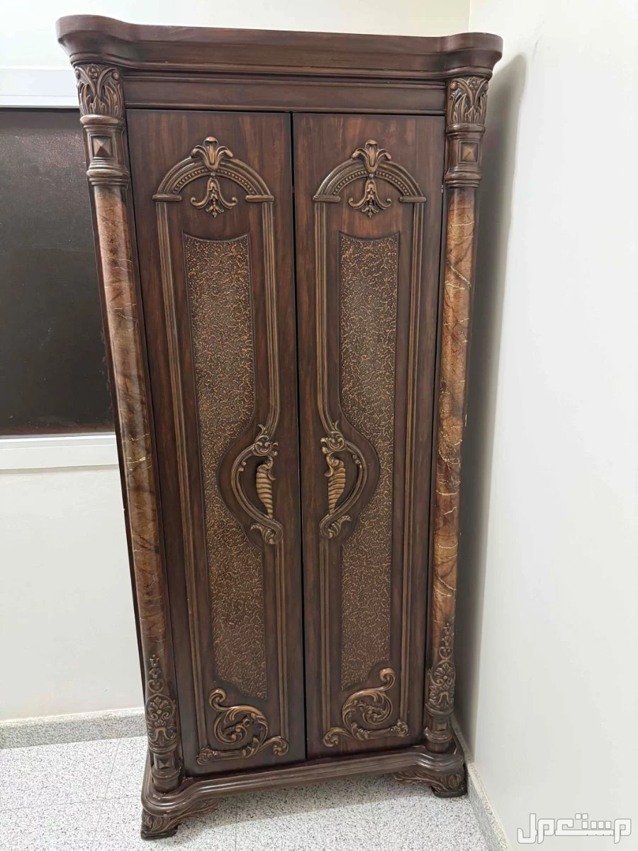 دولاب عبايات وطاولة تلفزيون شبه جديده  في حائل بسعر 250 ريال سعودي