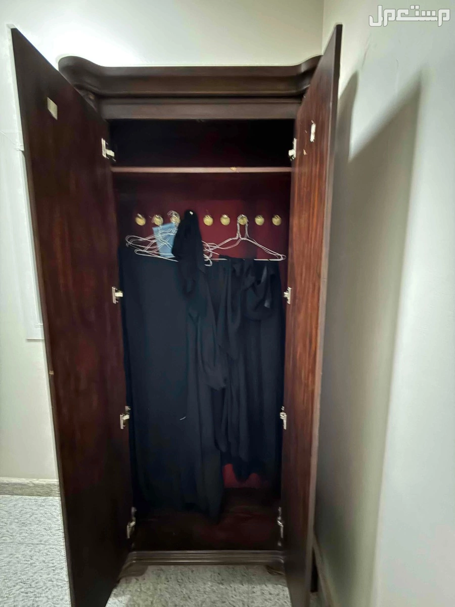 دولاب عبايات وطاولة تلفزيون شبه جديده  في حائل بسعر 250 ريال سعودي