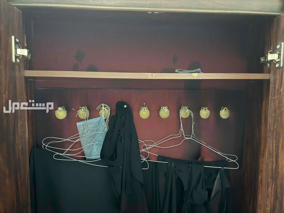 دولاب عبايات وطاولة تلفزيون شبه جديده  في حائل بسعر 250 ريال سعودي