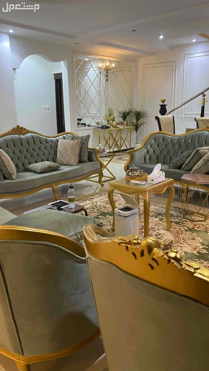 للبيع طقم كنب كلاسيكي مع طاوله كبيره  في الرياض بسعر 1500 ريال سعودي