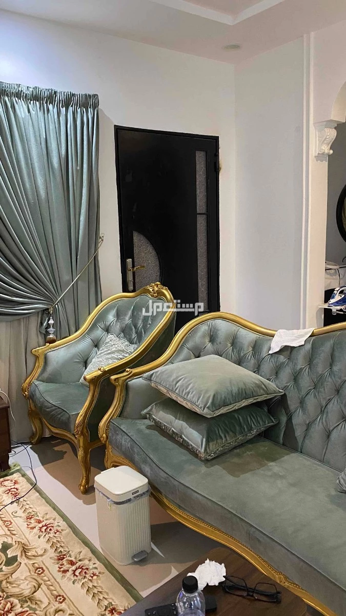 للبيع طقم كنب كلاسيكي مع طاوله كبيره  في الرياض بسعر 1500 ريال سعودي