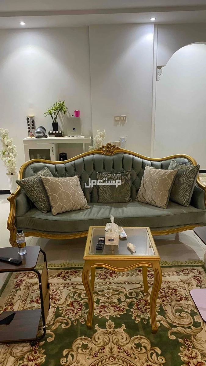 للبيع طقم كنب كلاسيكي مع طاوله كبيره  في الرياض بسعر 1500 ريال سعودي
