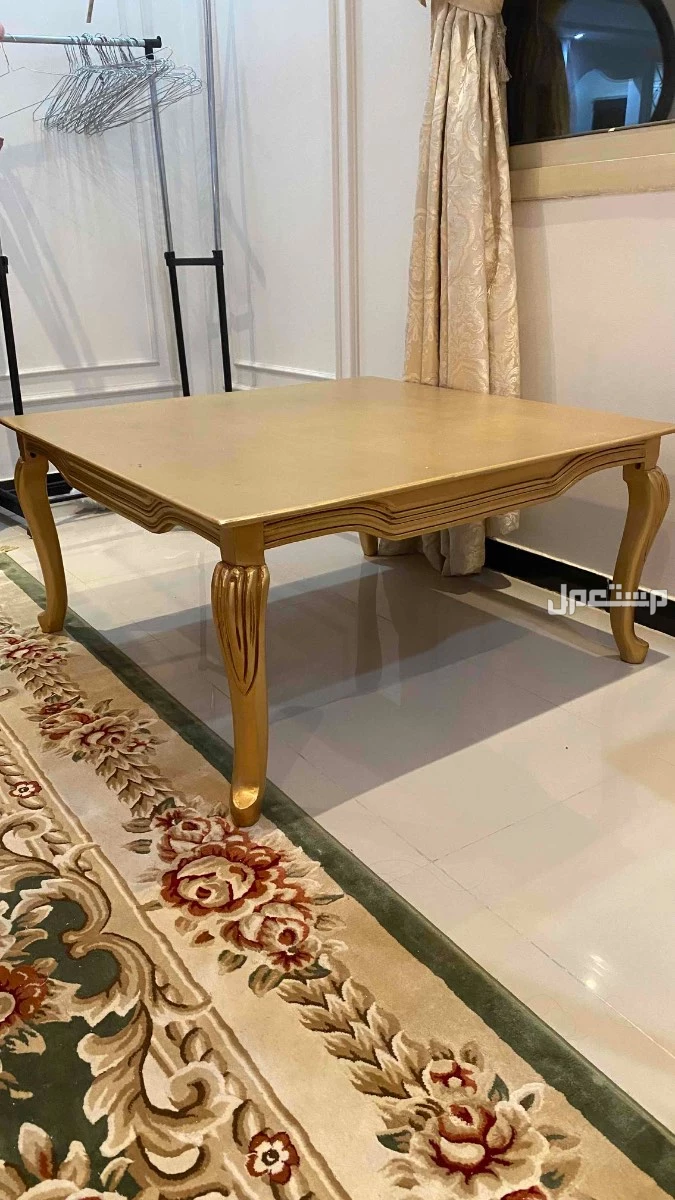 للبيع طقم كنب كلاسيكي مع طاوله كبيره  في الرياض بسعر 1500 ريال سعودي
