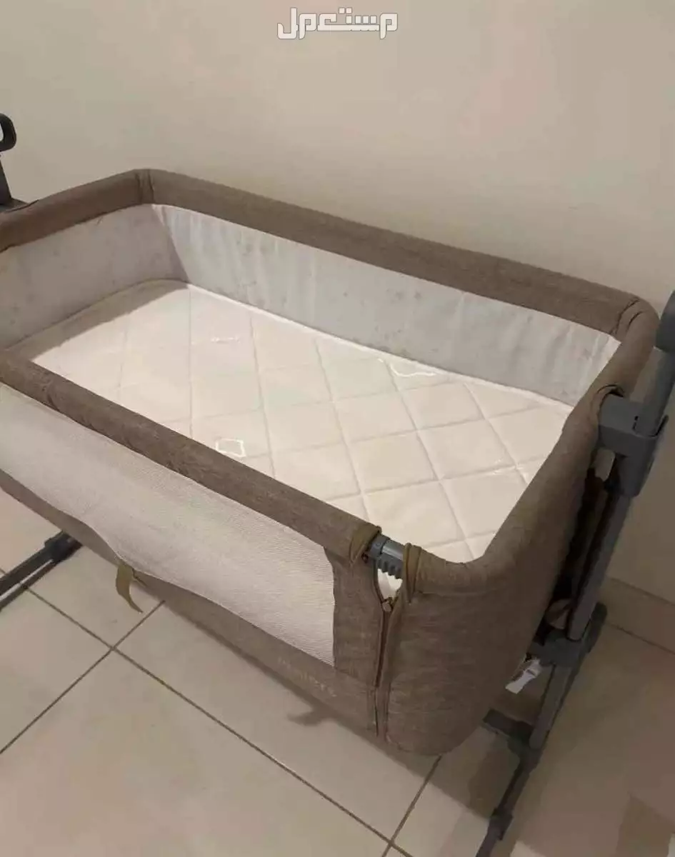 "سرير اطفال مع مرتبة نظيف استعمال قليل" سرير اطفال