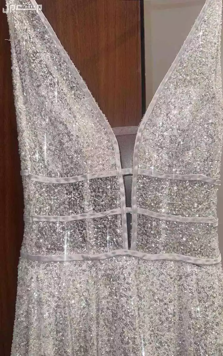 فستان فخم القماش غالي جدا واللون ابيض اقل من السعر الاصلي