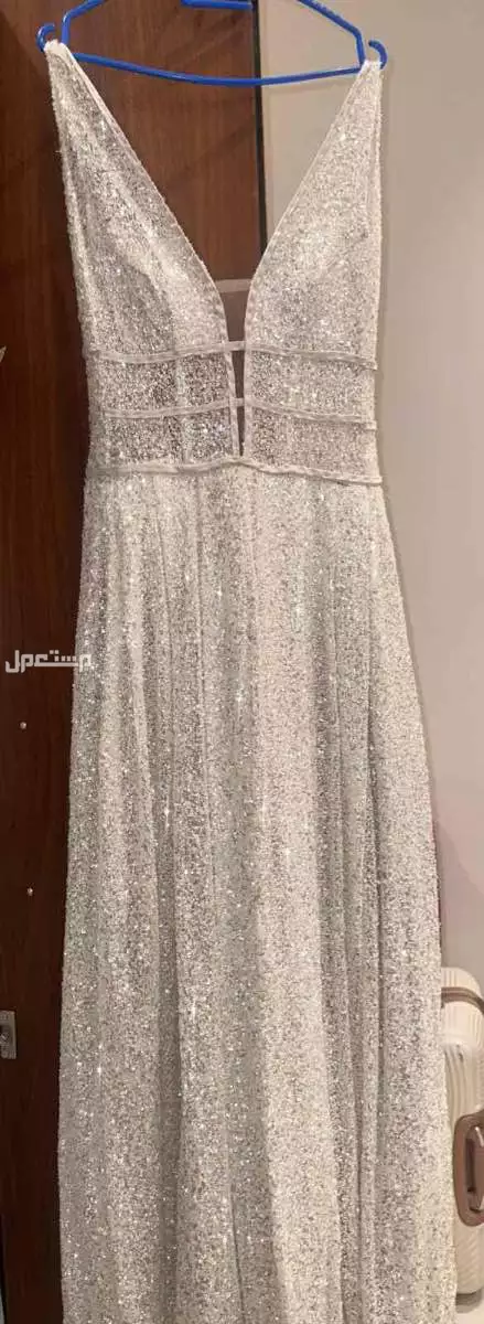 فستان فخم القماش غالي جدا واللون ابيض اقل من السعر الاصلي