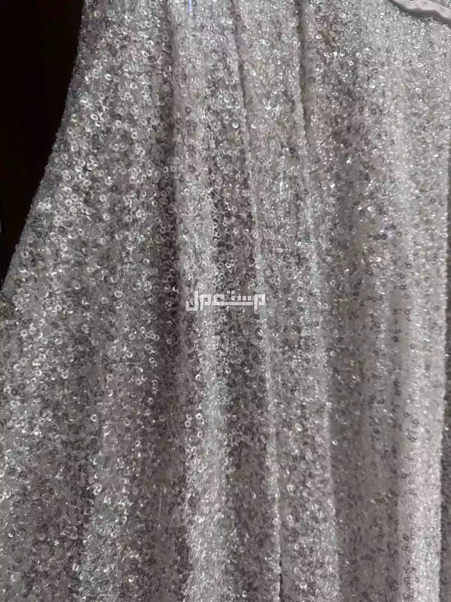 فستان فخم القماش غالي جدا واللون ابيض اقل من السعر الاصلي